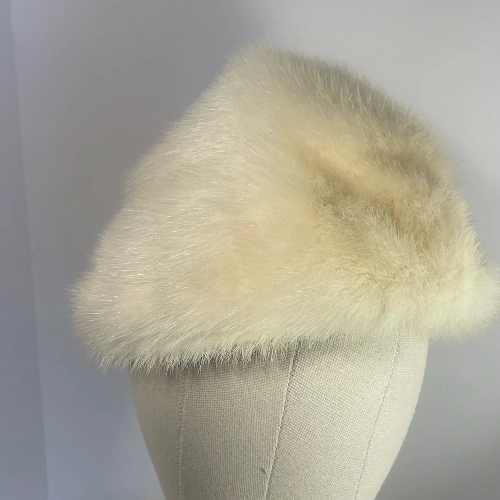 VINTAGE Cream Fur Hat from ORBACH’S OVAL ROOM 50’s -60’s.  Likely Mink.